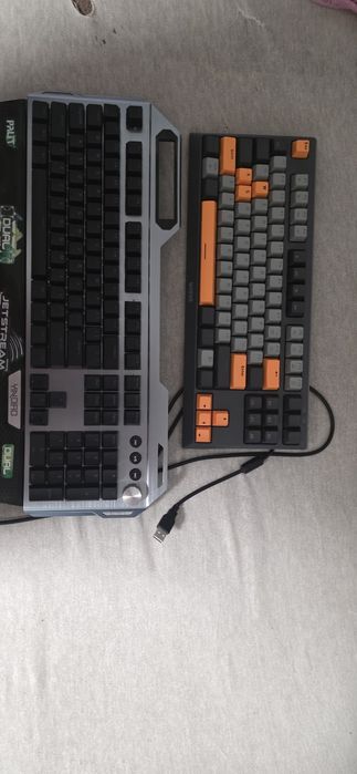 Vand doua tastaturi mecanice