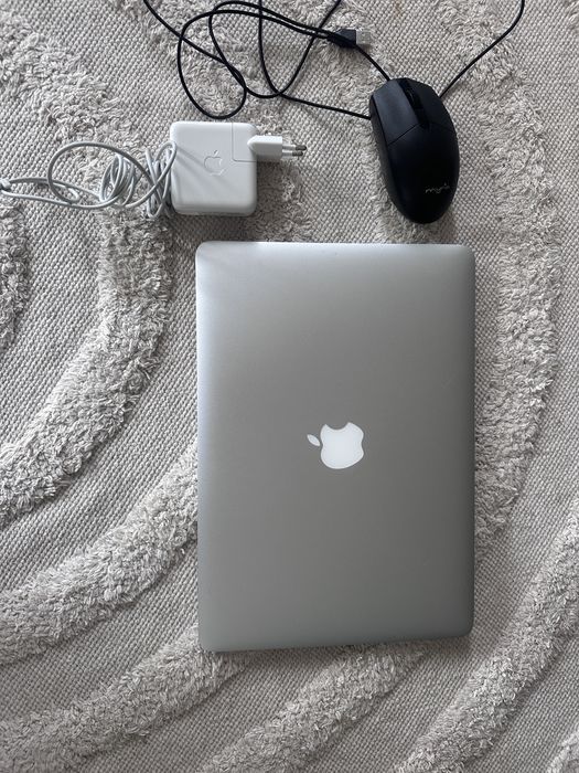 Vand sau schimb! Macbook air 2017 8gb