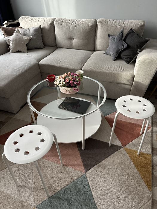 Модерна холна маса + 2 табуретки