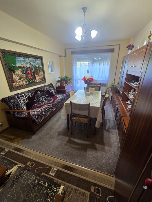 Vând apartament, 3 camere, etajul 3, pe Hula