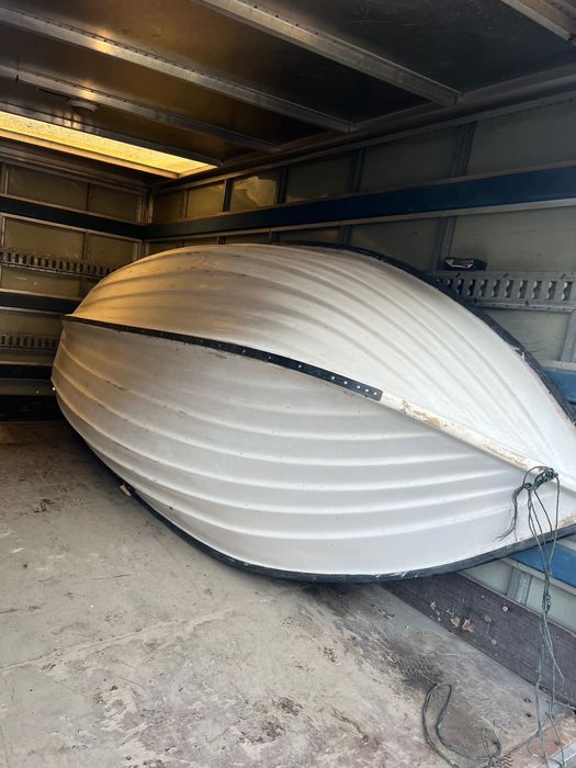 Продавам рибарска лодка