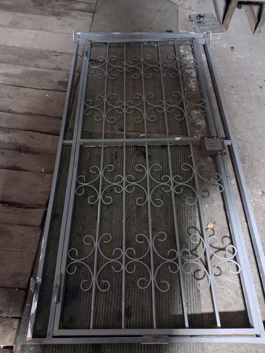 Продам.  Две     Двери железные.