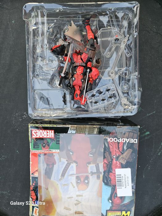Vând figurina deadpool...