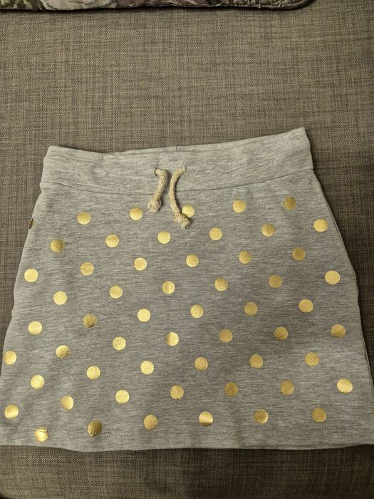 Продам нарядный трикотажный костюм на девочку за 5.000 тенге.