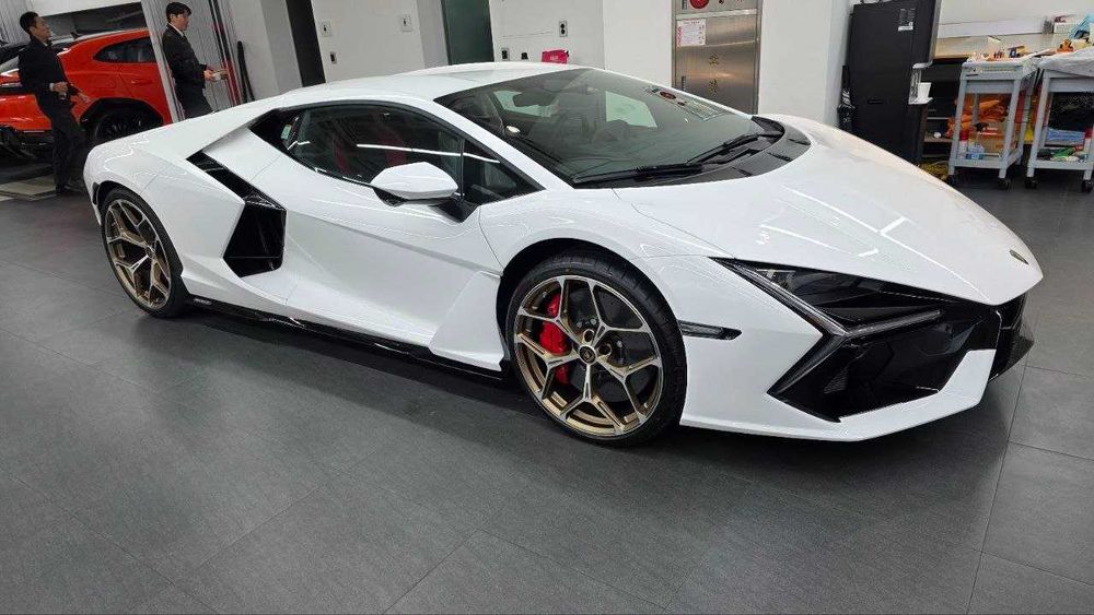 Lamborghini Revuelto