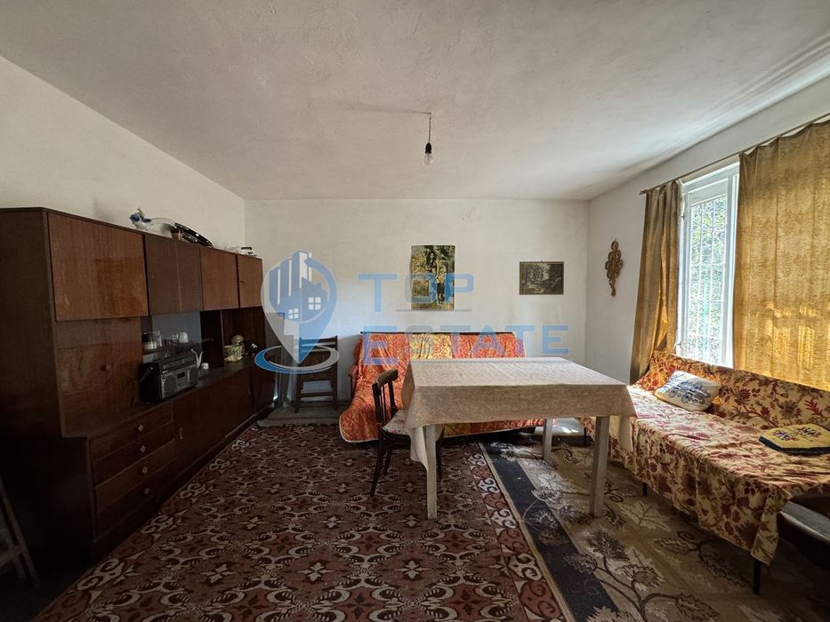 Масивна тухлена къща с прекрасна панорамна гледка в с. Габровци, обла