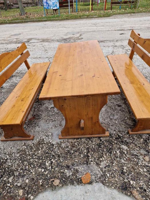 Дървени маси с пейки