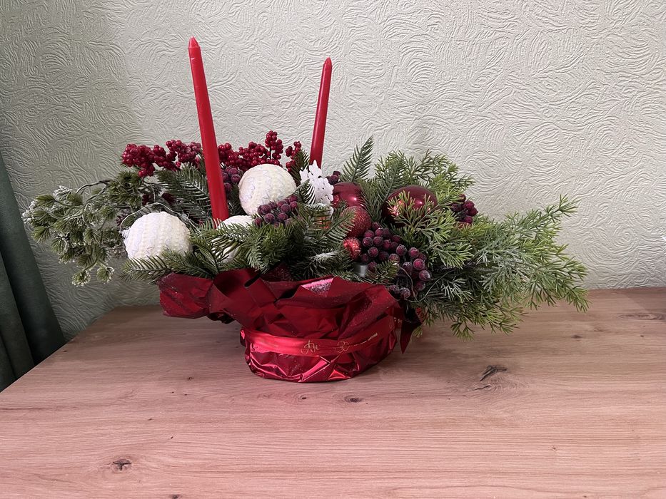 Продам елочную декорацию-букет, есть подсветка, бонус игрушка гном