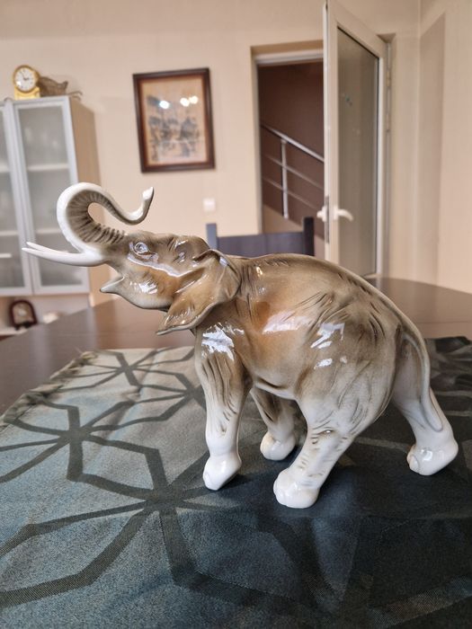 Топ Рядка антикварна колекционерска порцеланова фигура Royal Dux