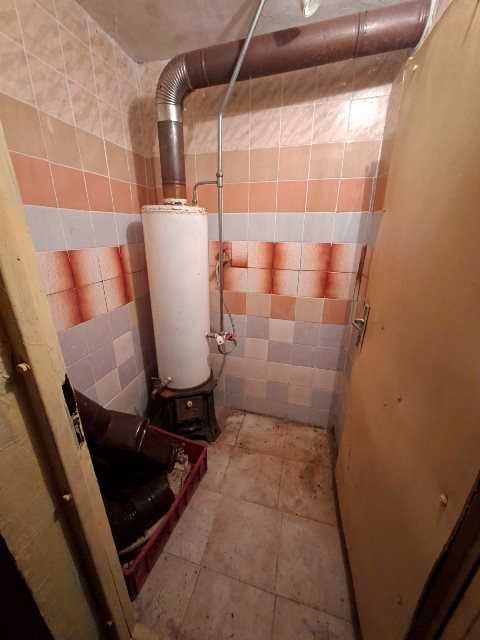 Втори етаж от къща с допълнителни помещения и гараж, широк център