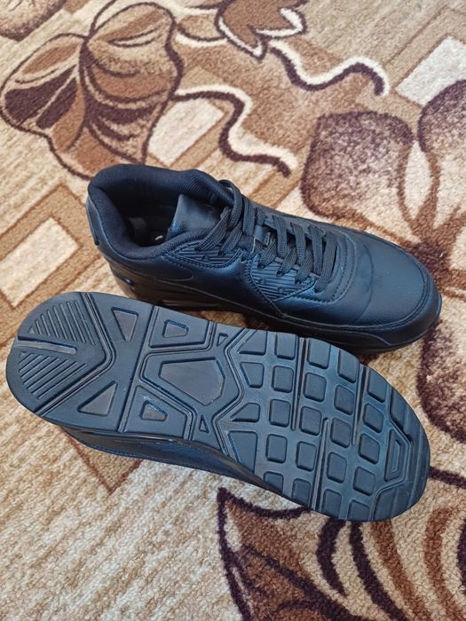 Дамски чисто черни Маратонки