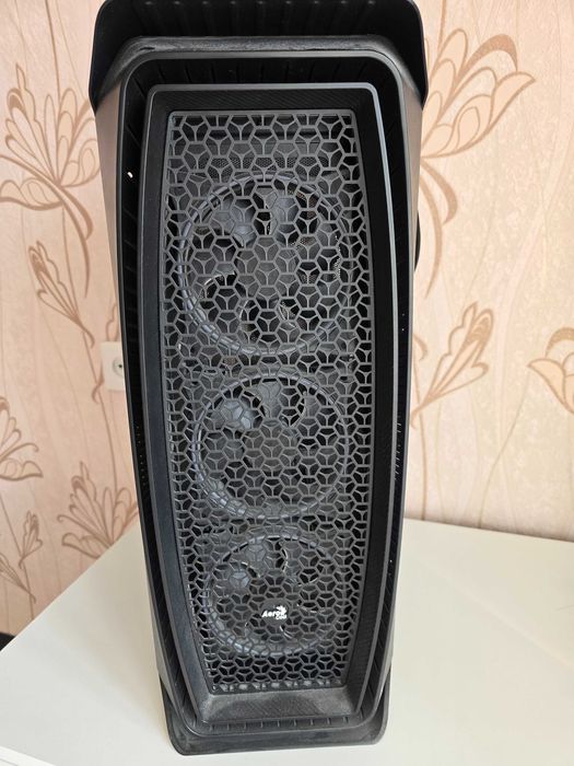 Продам корпус AeroCool Aero One Frost