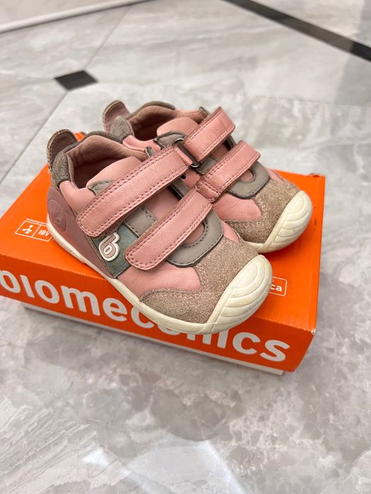 Кроссовки biomechanic для первых шагов.