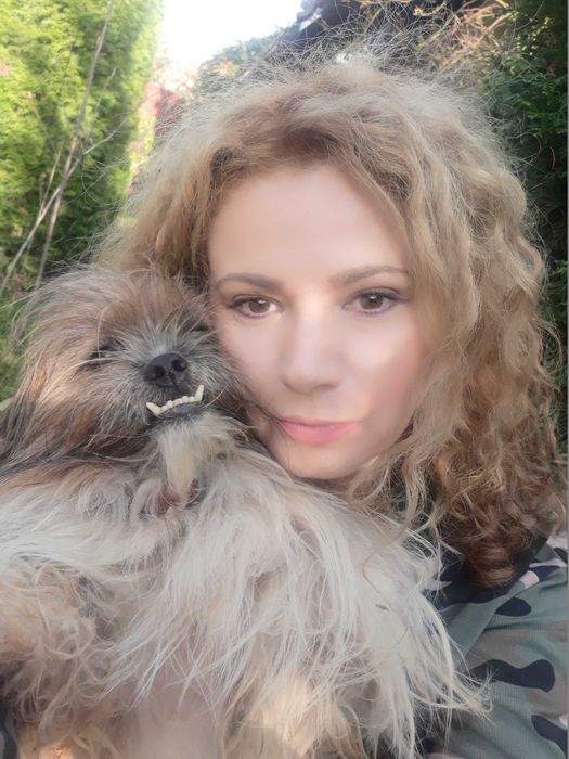 Petsitter dedicat, mare iubitoare de câini și pisici, cu 20 de ani de experiență asigur îngrijire și hrană, plimbari și mângâiere, joacă