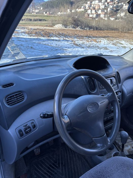 Тойота ярис версо на части