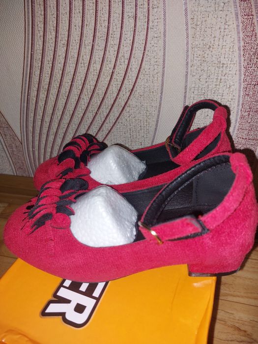 продам  разные модели туфелек  для девочки очень красивые