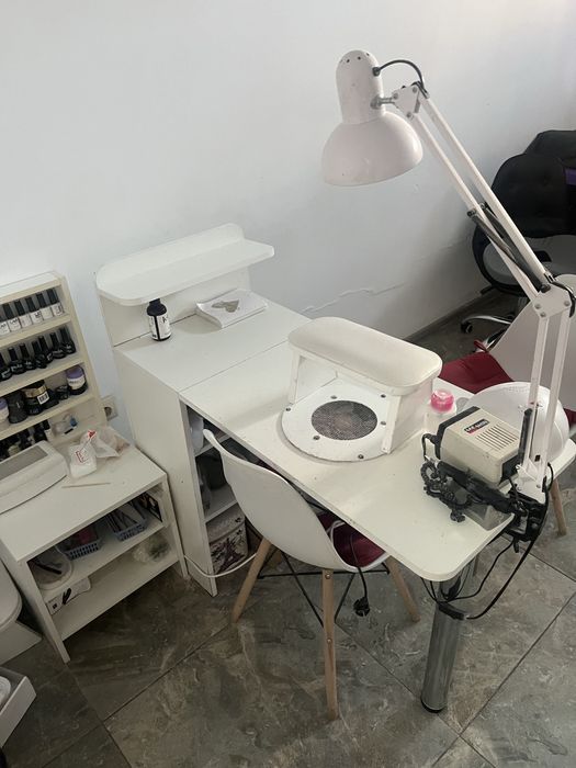 Маникюрный стол встореным пылесосом