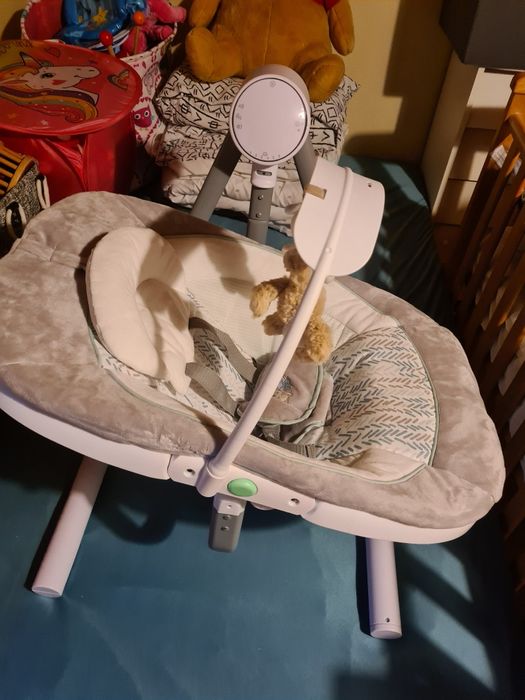 Balansoar cu vibrații și sunete pentru bebeluș ingenuity