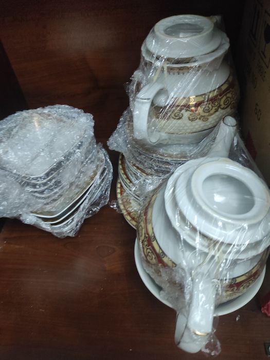 18 ta kicik 12 ta kotta tarelka 4 oval 6 ta salatnitsa kotta kichik