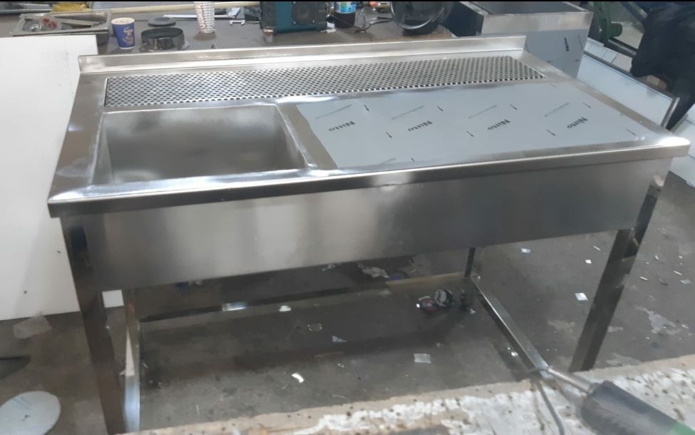 Mese si spalatoare de inox / mobilier de bucatarie