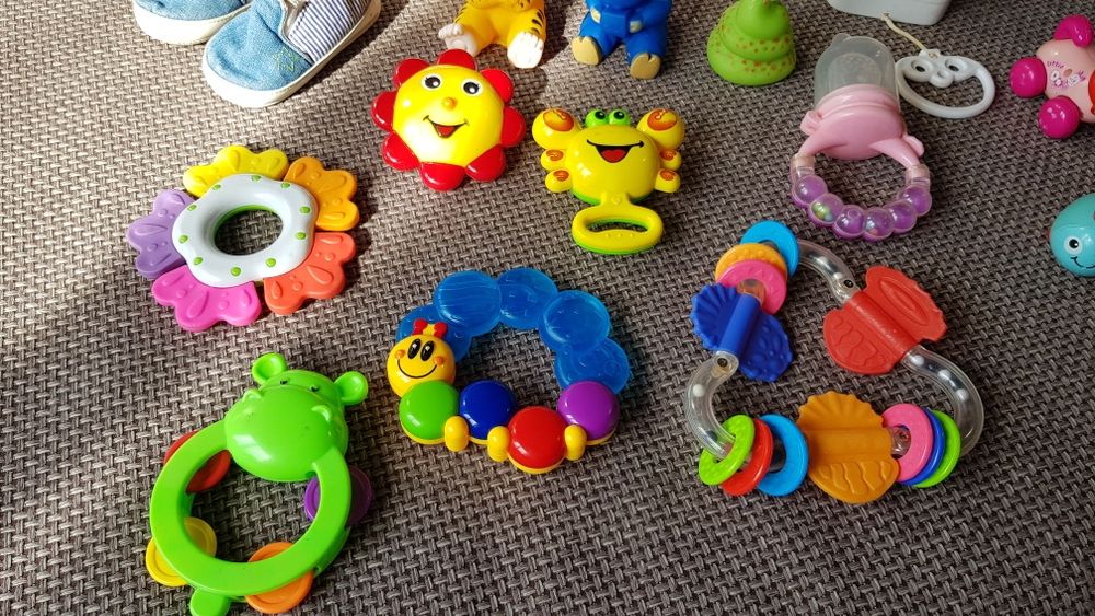 Игрушки и погремушки.