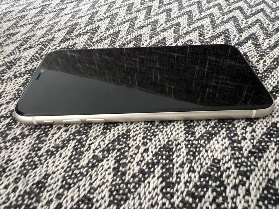 Продам Айфон 11 в отличном состоянии.