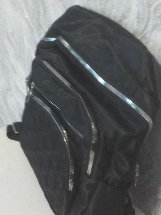продавам дамска раница с 4 джоба, чисто нова
