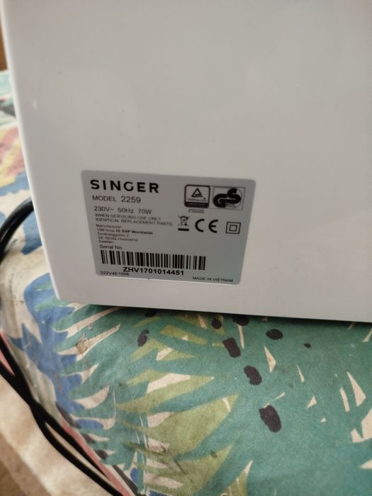 Mașina de cusut  singer  aproape noua