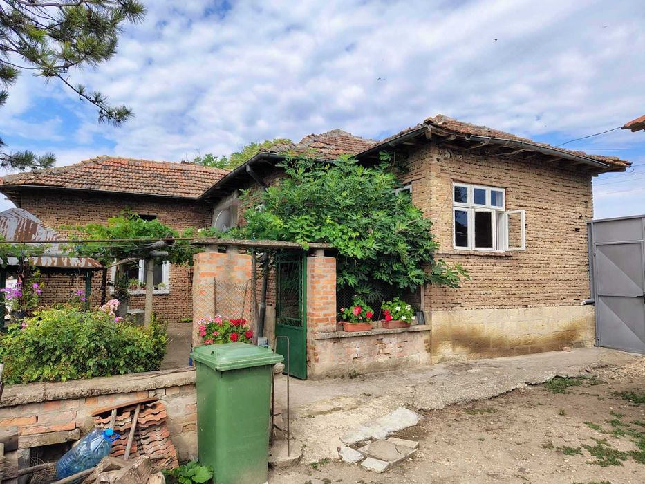 Продавам къща с дворно място в с. Царевци