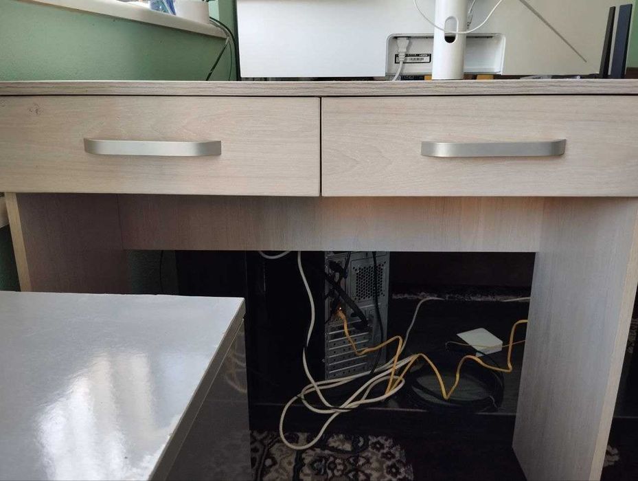 не большой стол с двумя задвижками