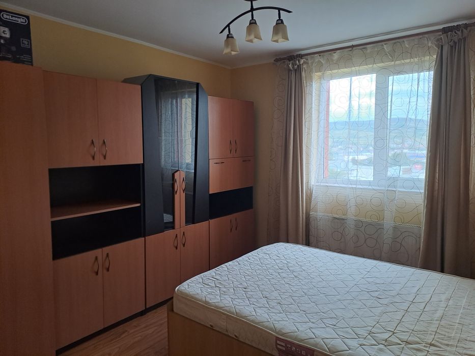 Închiriez apartament cu 2 camere pe str.Sf.Vineri