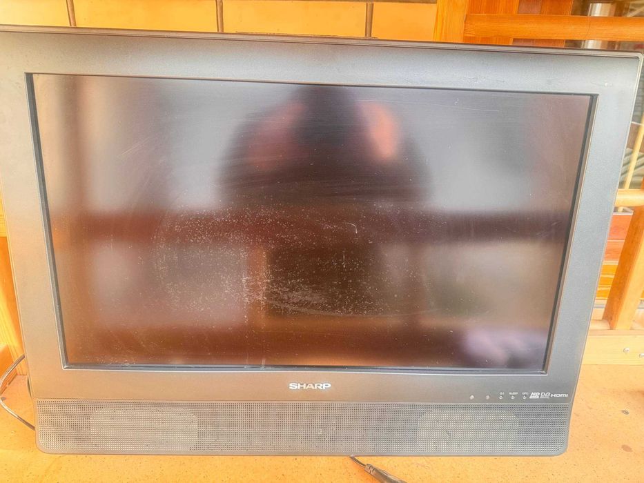Sharp brendiga tegishli LCD (suyuq kristalli) televizor