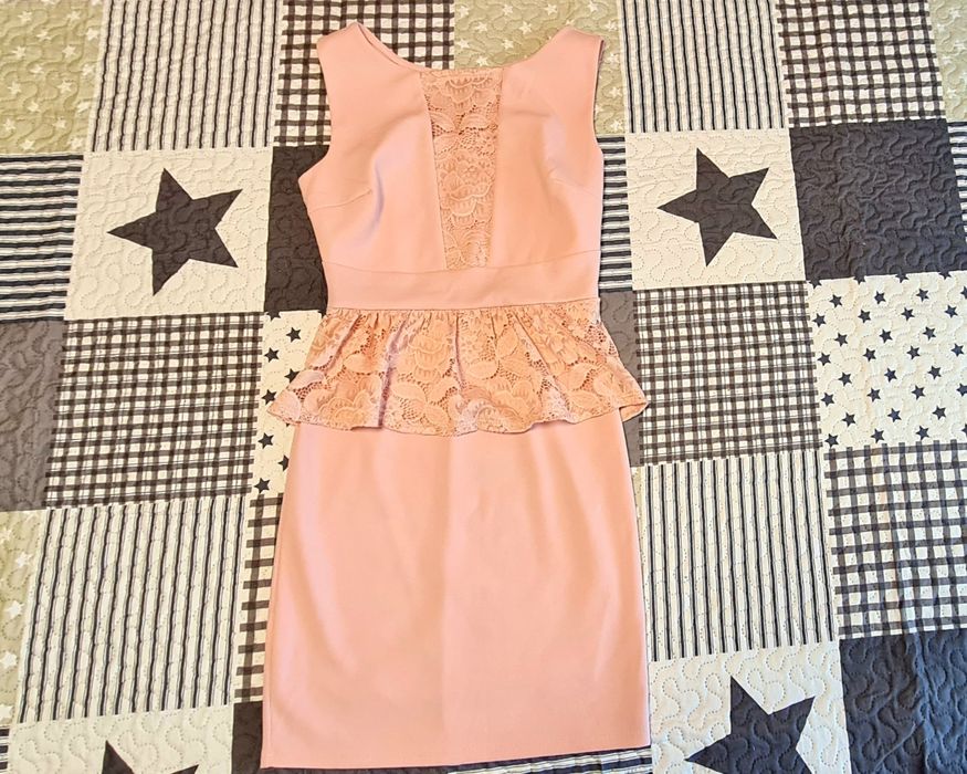 Светло-розова елегантна рокля