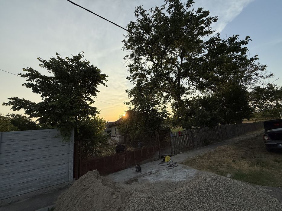 (Ofertă) Teren intravilan cu casa bătrânească