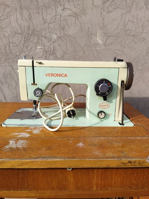 Mașină de cusut veche,cu masa