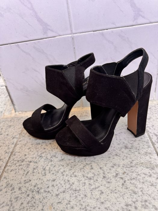 Сандали на висок ток