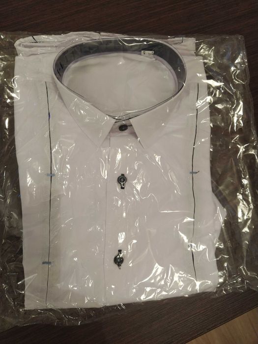 Бяла риза, чисто нова, за момче за униформа