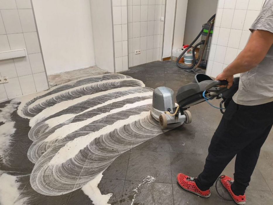 Чистка брусчатки кафеля