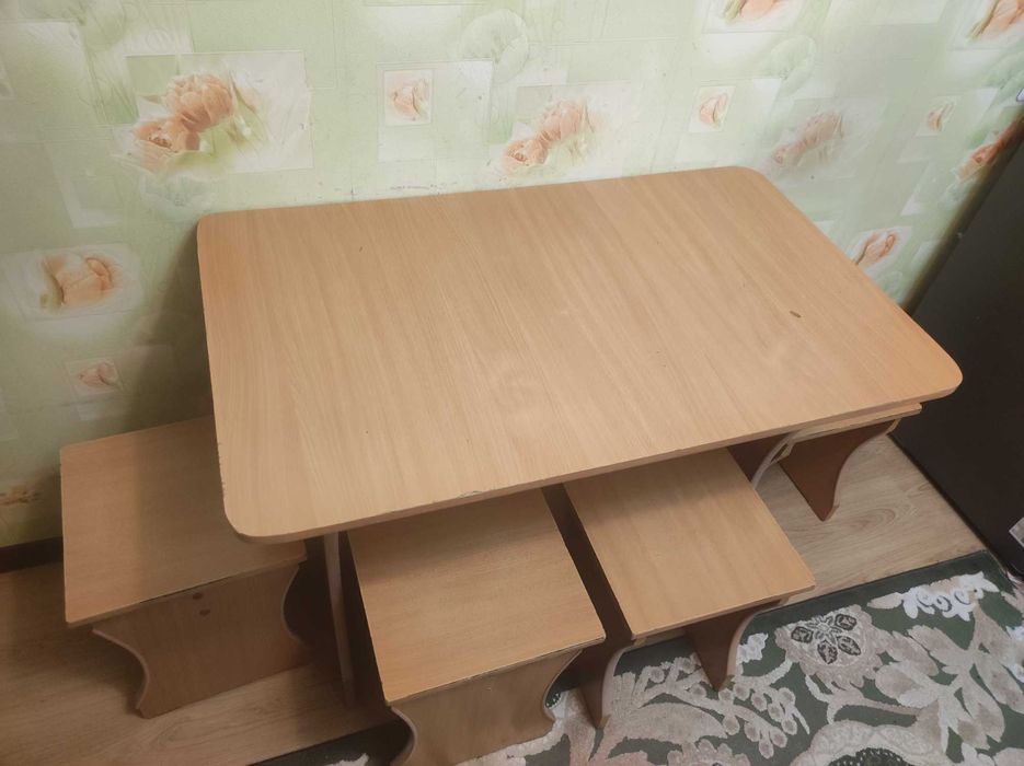 Кухонный стол с 4 стульями