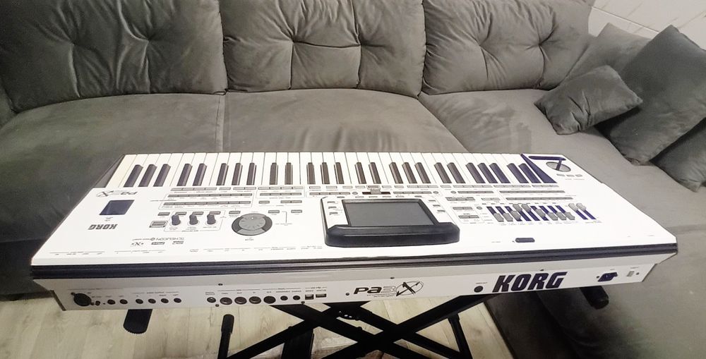 Продавам korg pa3x