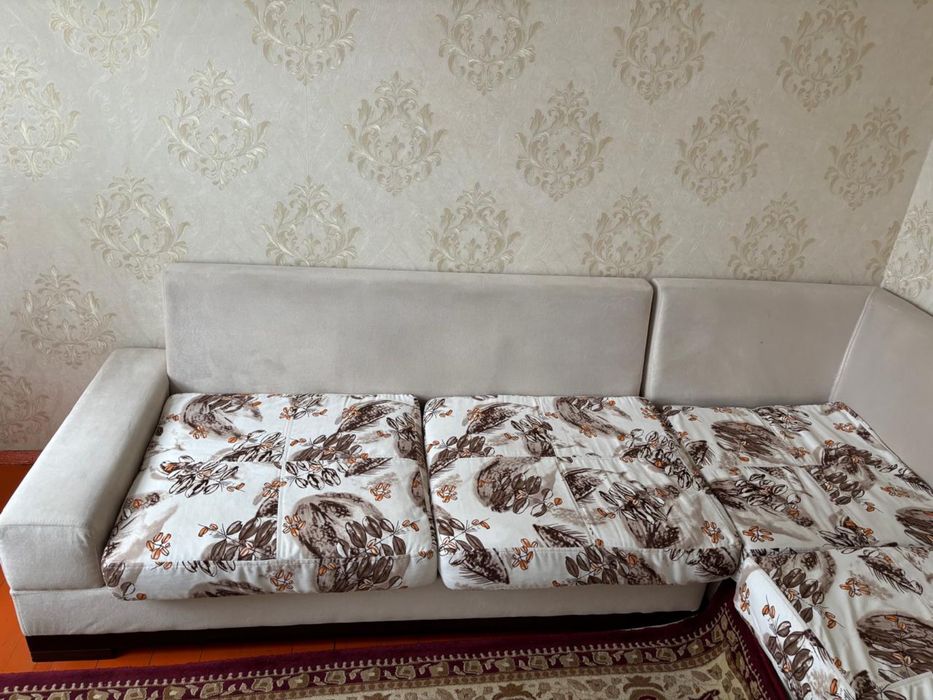 Диван белый с рисунком