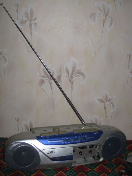 Стар касетофон. Цена 10 евро . Пращам по Еконт.
Пращам по Еконт.