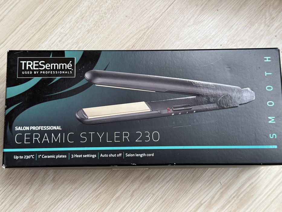 Преса за коса TRESemmé Ceramic Styler 230°C – керамична, с кутия и калъф