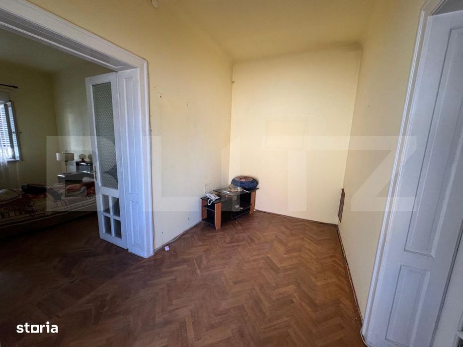 Casa spatioasa cu 6 camere, teren 700 mp, garaj si terasa