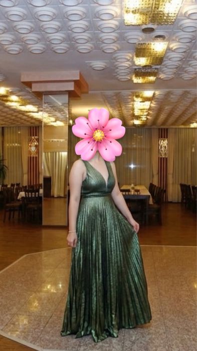 Елегантна официална рокля в смарагдово зелено
