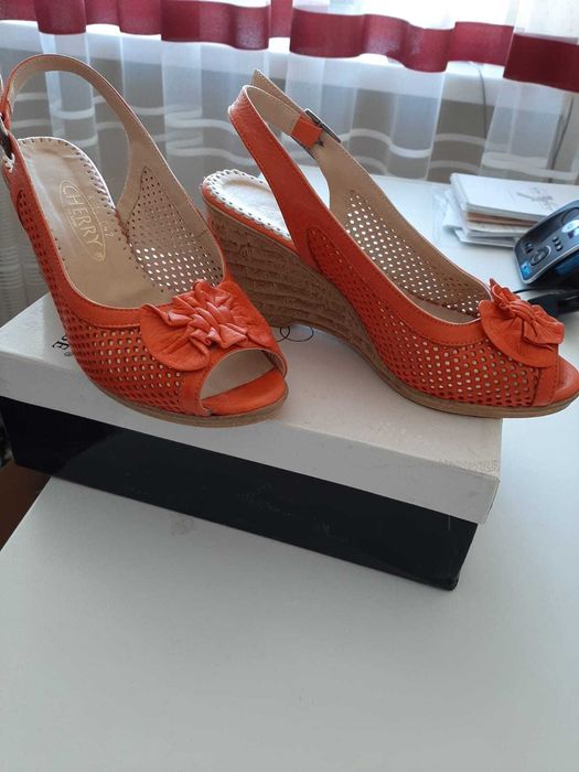 Продам женские босоножки