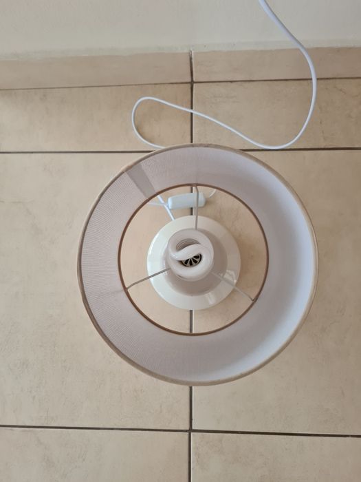 Lustră cu abajur – Eleganță și căldură pentru casa ta!