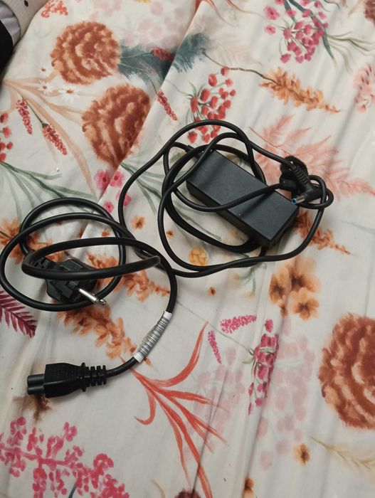 Încărcător de laptop