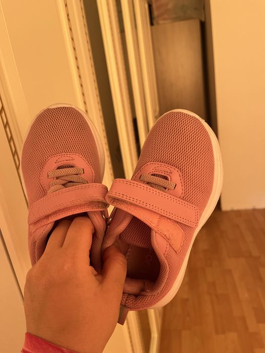 Кроссовки розовые 29