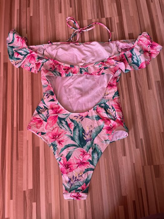 Цял бански на цветя